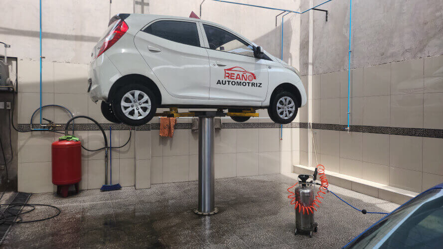 lavando carro en el servicio full salon